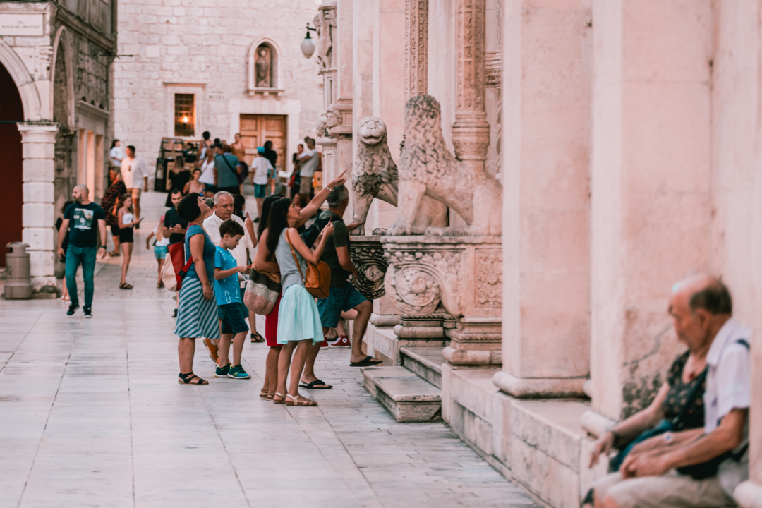 Grad je pun ljudi: Uz buru lakše se diše pa turisti, osim u čarobnom zalasku, uživaju u prešetavanju rivom!