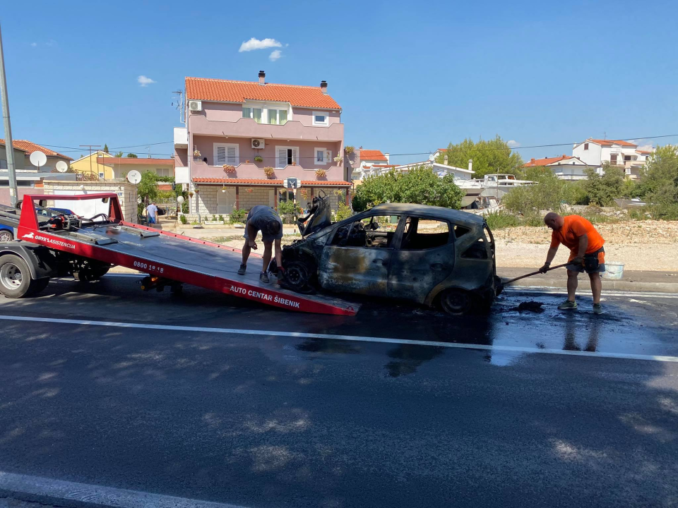 Automobil šibenskih registracija koji je izgorio na magistrali u Brodarici uklonila vučna služba: Promet teče normalno 
