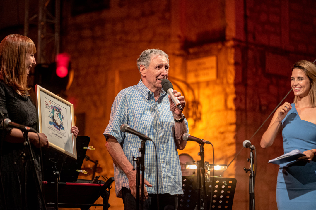 Odijela, ležerne košulje, otkačene kombinacije, svečane haljine: Pogledajte što se nosilo na pozornici 24. Šansone