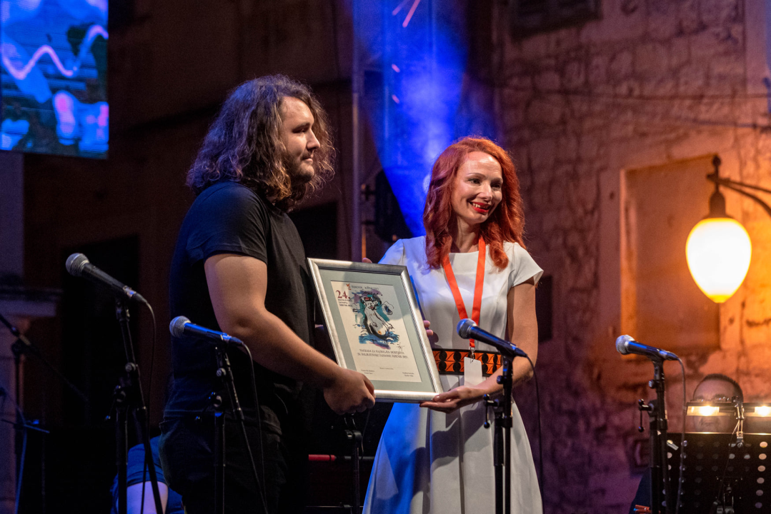 Odijela, ležerne košulje, otkačene kombinacije, svečane haljine: Pogledajte što se nosilo na pozornici 24. Šansone