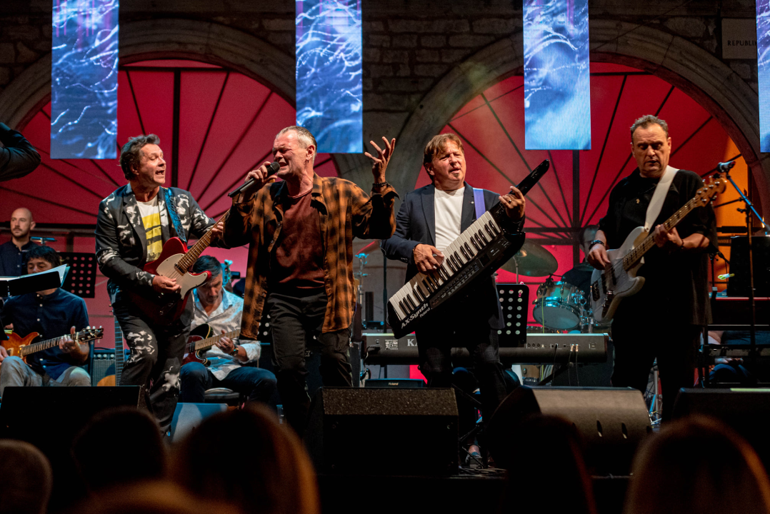 Odijela, ležerne košulje, otkačene kombinacije, svečane haljine: Pogledajte što se nosilo na pozornici 24. Šansone