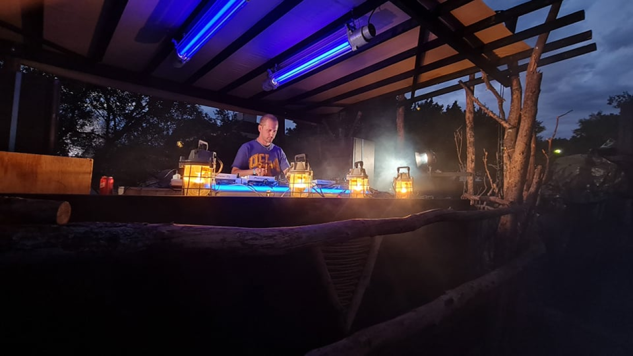 Ljeto je malo popustilo, ali u Tisnom se i dalje pleše: 'Engleza na Gardenu ima ko Rusa'