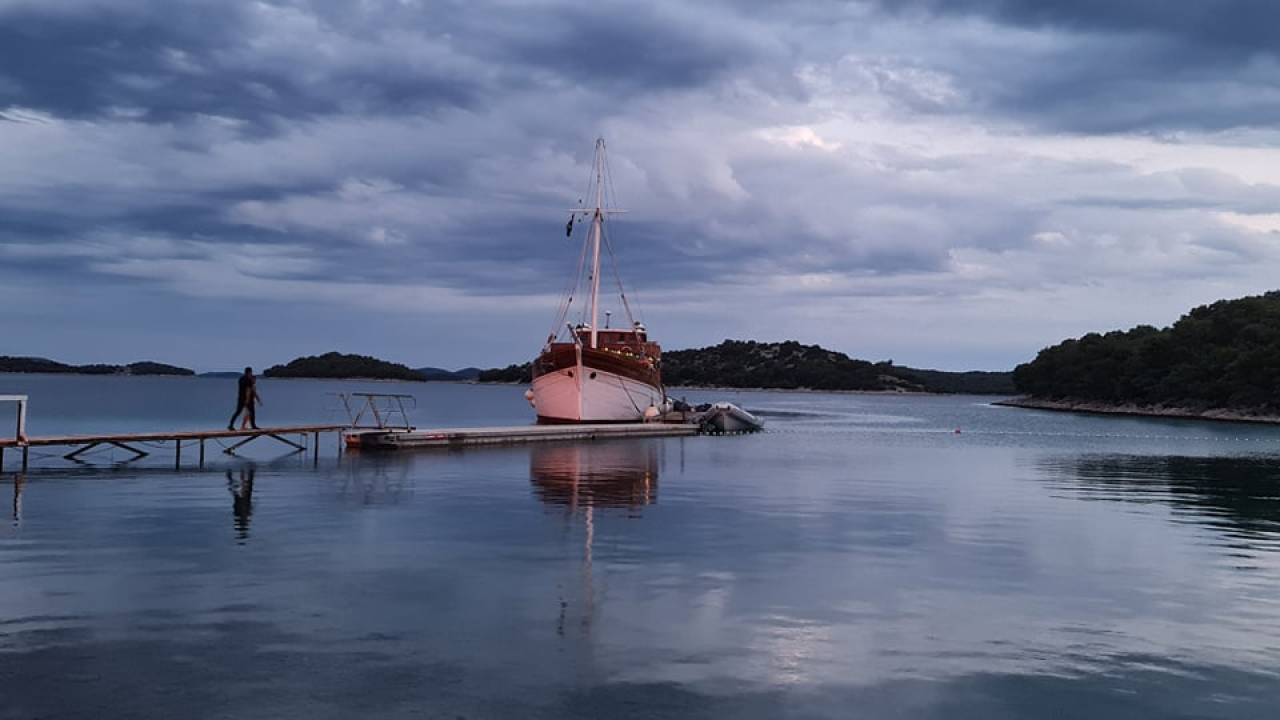 Ljeto je malo popustilo, ali u Tisnom se i dalje pleše: 'Engleza na Gardenu ima ko Rusa'