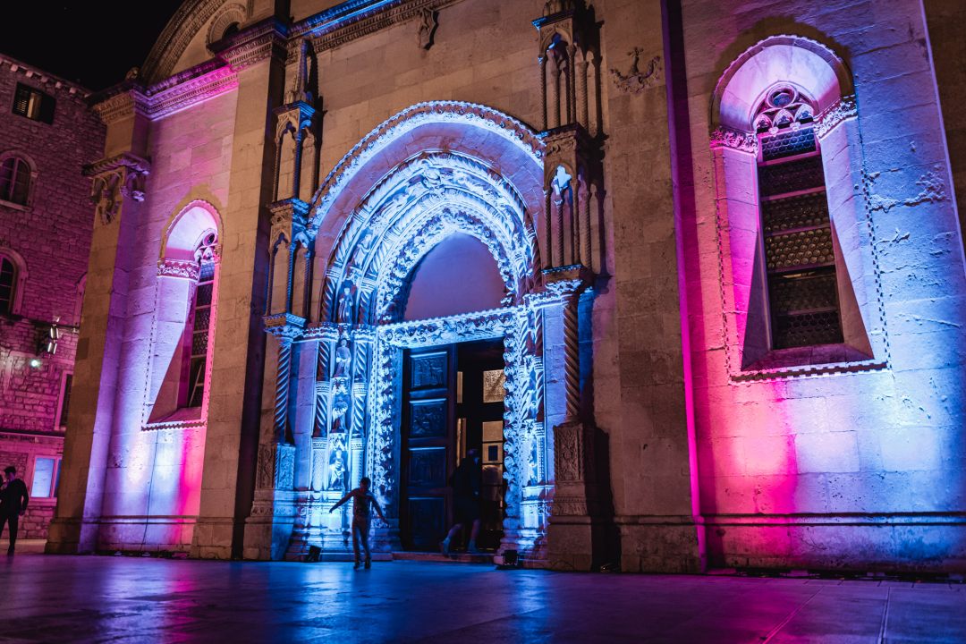 Šibenik zasjao svjetlosnim instalacijama i vatrometom: Na rivi prikazani i filmski kadrovi grada iz 1904. godine