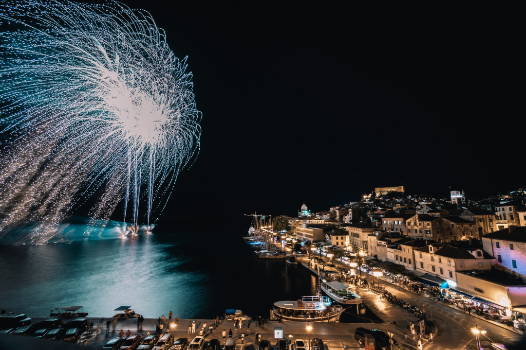 Šibenik zasjao svjetlosnim instalacijama i vatrometom: Na rivi prikazani i filmski kadrovi grada iz 1904. godine