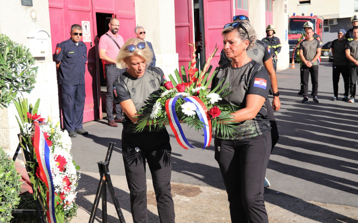 Kod Vatrogasnog doma u Šibeniku položeni vijenci i zapaljene svijeće u spomen na stradale vatrogasce