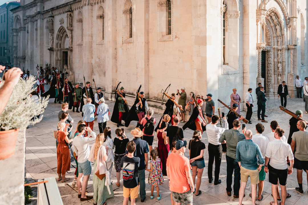 Šibenik se vratio u srednji vijek: Gradska straža i vitezovi kod katedrale ‘upali’ na vjenčanje!
