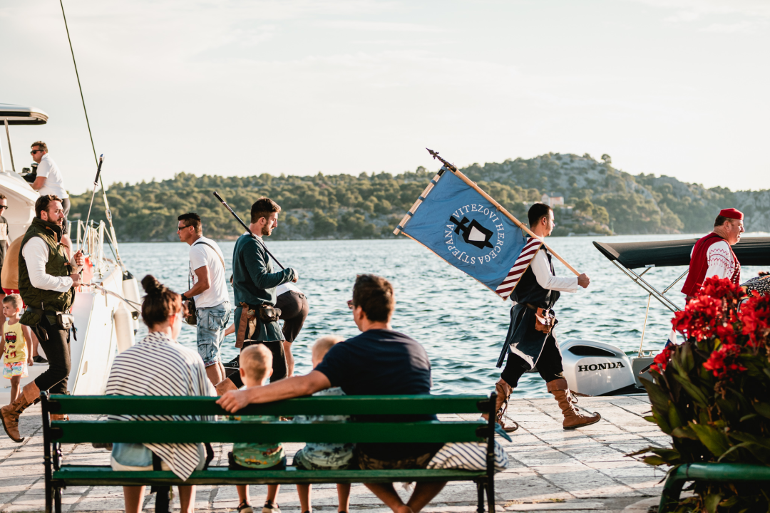 Šibenik se vratio u srednji vijek: Gradska straža i vitezovi kod katedrale ‘upali’ na vjenčanje!