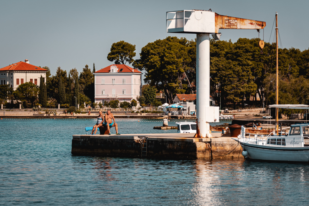 Na Zlarinu vrijeme sporije teče: Ljudi su po kafićima, sunčaju se, rade na brodovima...ključna riječ je 'pomalo'!