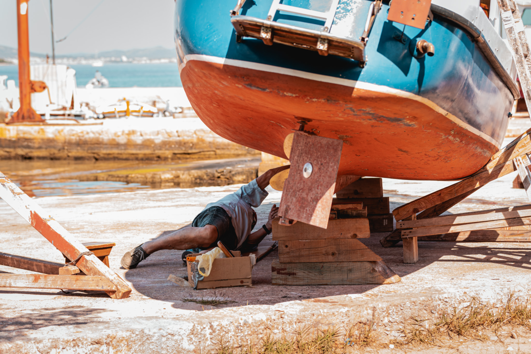 Na Zlarinu vrijeme sporije teče: Ljudi su po kafićima, sunčaju se, rade na brodovima...ključna riječ je 'pomalo'!