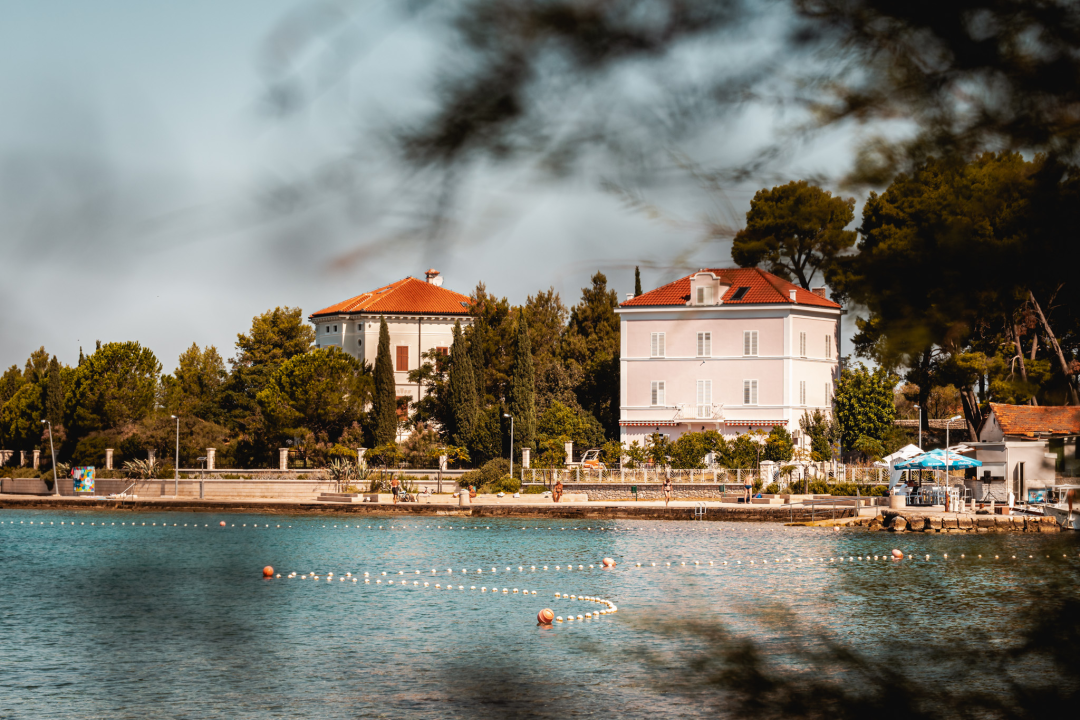 Na Zlarinu vrijeme sporije teče: Ljudi su po kafićima, sunčaju se, rade na brodovima...ključna riječ je 'pomalo'!