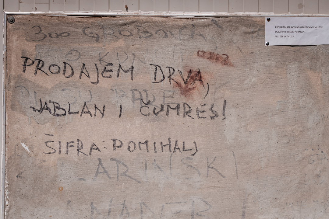 Na Zlarinu vrijeme sporije teče: Ljudi su po kafićima, sunčaju se, rade na brodovima...ključna riječ je 'pomalo'!