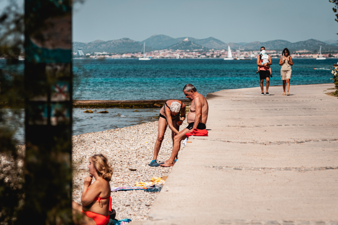 Na Zlarinu vrijeme sporije teče: Ljudi su po kafićima, sunčaju se, rade na brodovima...ključna riječ je 'pomalo'!