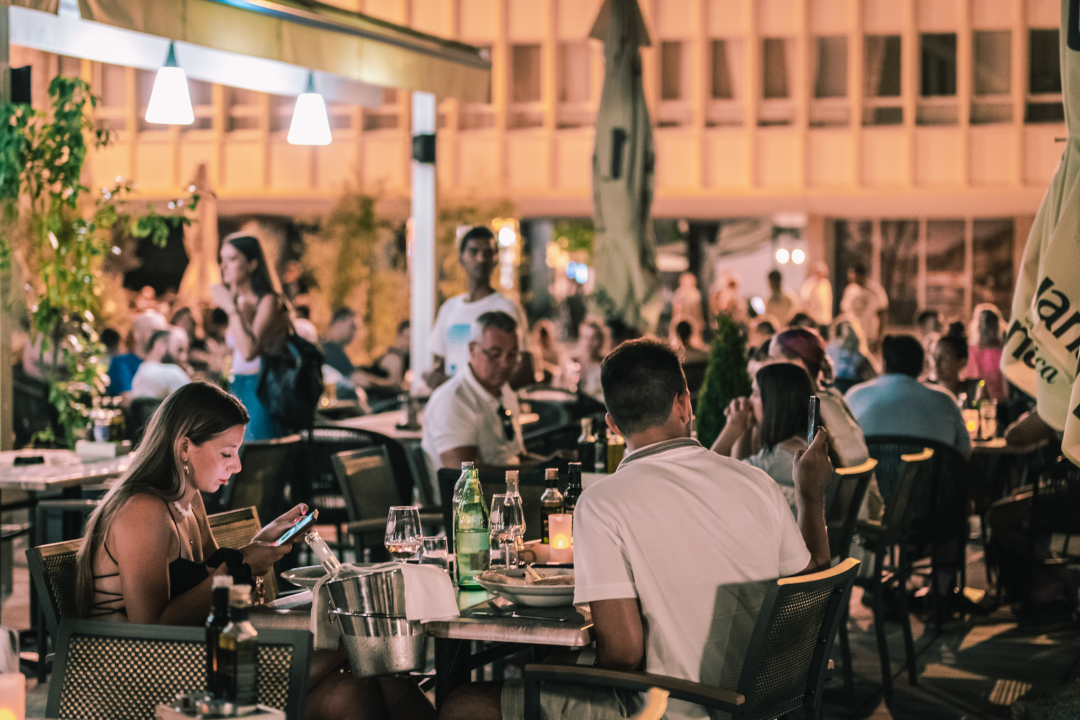 Terasa hotela Jadran ovog ljeta ‘vraćena’ Šibenčanima, a svirke uživo nastavljaju i nakon sezone! 