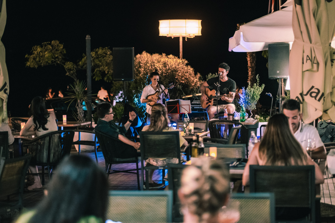 Terasa hotela Jadran ovog ljeta ‘vraćena’ Šibenčanima, a svirke uživo nastavljaju i nakon sezone! 