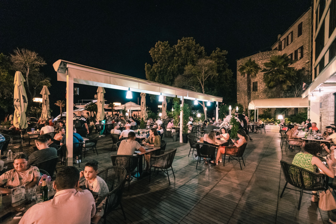 Terasa hotela Jadran ovog ljeta ‘vraćena’ Šibenčanima, a svirke uživo nastavljaju i nakon sezone! 