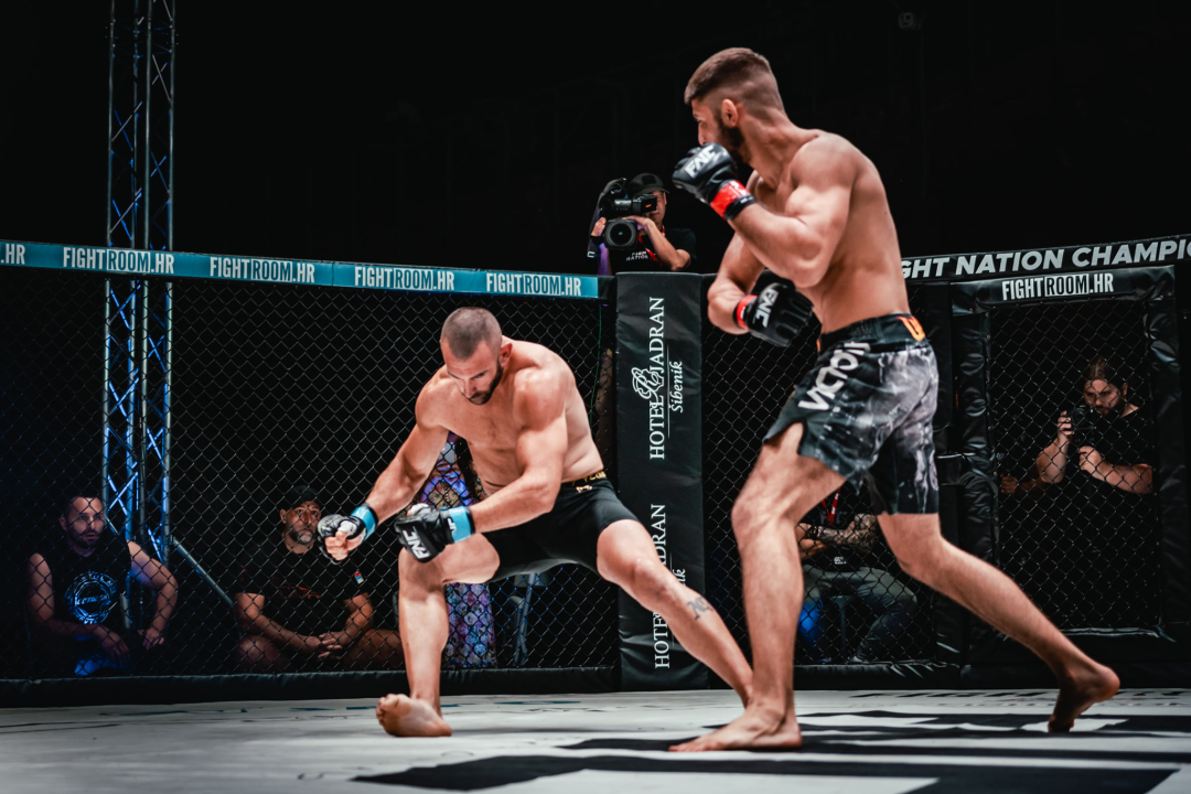 Borilački spektakl na Tvrđavi sv. Mihovila: ‘Croata‘ uspavao Vasu Bakočevića u prvoj rundi borbe 