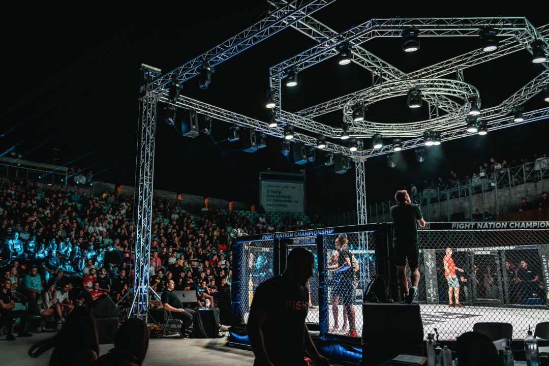 Borilački spektakl na Tvrđavi sv. Mihovila: ‘Croata‘ uspavao Vasu Bakočevića u prvoj rundi borbe 