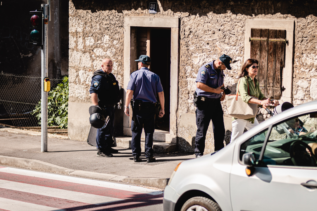 Razbojništvo u ljekarni kod Kronjinog magazina: Nema ozlijeđenih, razbojnik uhićen u blizini