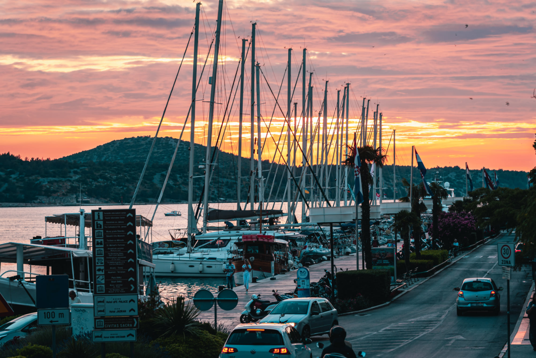 Počinju radovi na rivi: Mijenjaju se svi rasvjetni stupovi, dolaze nove lampe po strogim konzervatorskim pravilima