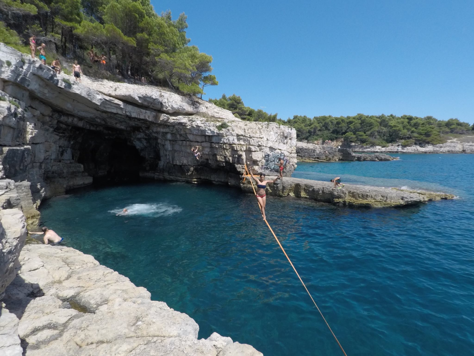 Ova silueta nad kanalom je Šibenčanka Antonia Gašperov: 'Highline je sigurniji od vožnje autom, a adrenalin je najveći neprijatelj u zraku'