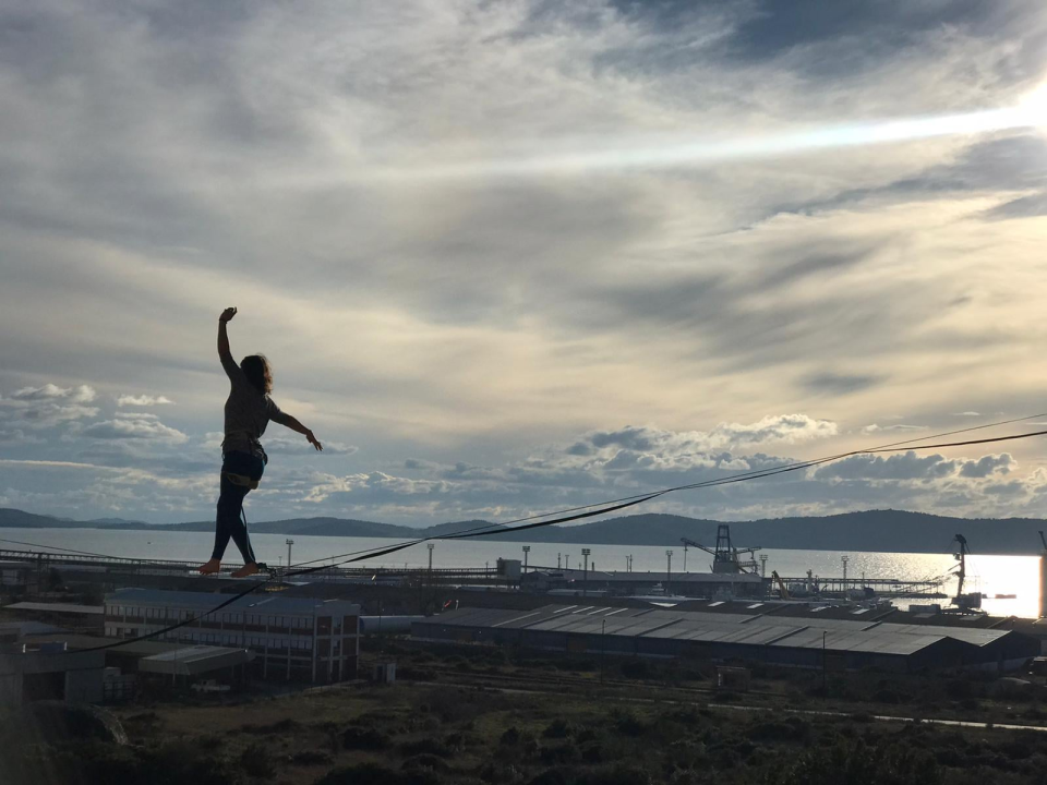 Ova silueta nad kanalom je Šibenčanka Antonia Gašperov: 'Highline je sigurniji od vožnje autom, a adrenalin je najveći neprijatelj u zraku'