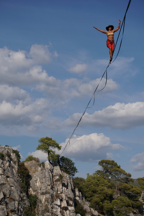 Ova silueta nad kanalom je Šibenčanka Antonia Gašperov: 'Highline je sigurniji od vožnje autom, a adrenalin je najveći neprijatelj u zraku'