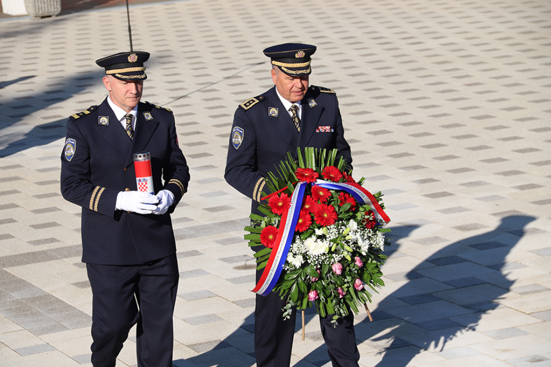 Na Kvanju položeni vijenci i zapaljene svijeće za sugrađane koji su kroz povijest dali doprinos za Šibenik