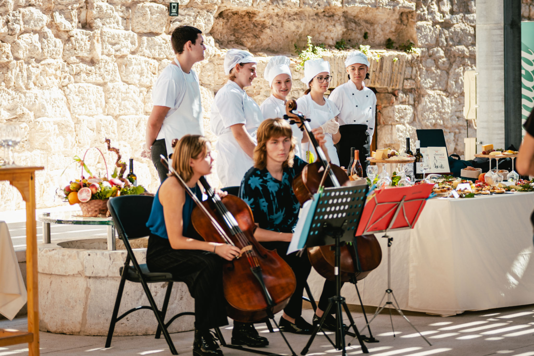 Oni su budućnost hrvatskog ugostiteljstva, učenici TUŠ-a na sv. Mihovilu pokazali kako sljubljuju sir i vino!