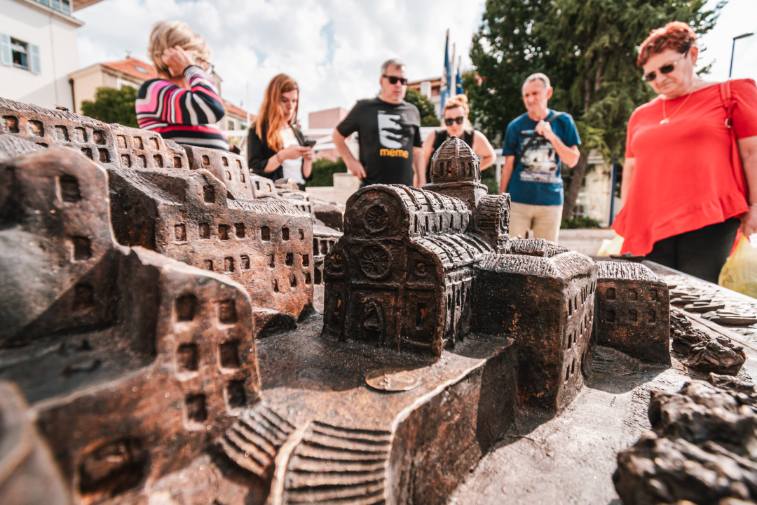 Nakon svečanog otkrivanja, uslijedilo je detaljno proučavanje: 'Dobro je to napravljeno, ali ovakva stvar treba na Poljanu' 