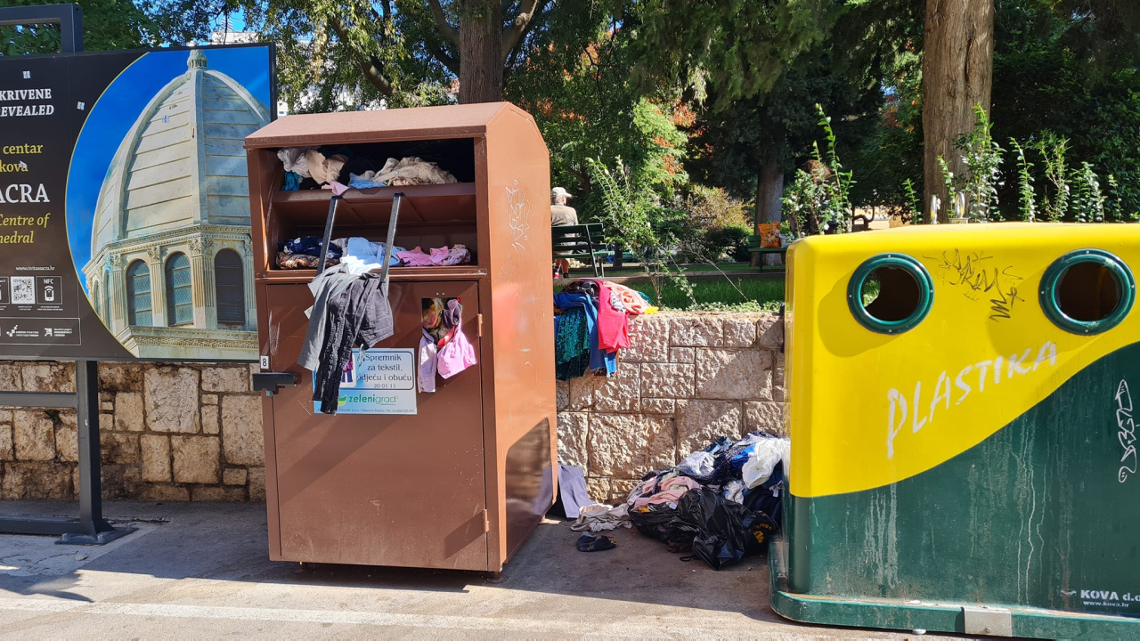 Stara roba kipi iz kontejnera po Šibeniku: Tekstilna industrija je ogroman problem u cijelom svijetu