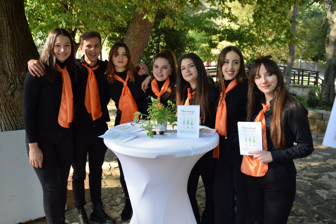 Šibenski srednjoškolci na Skradinskom buku predstavili koktel 'Tekući smaragd'