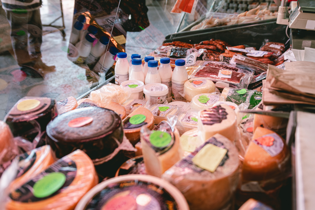 Zima je, kažu, hladna i strašna, ali uz Delikatese Petrović bit će vam toplo barem oko srca!