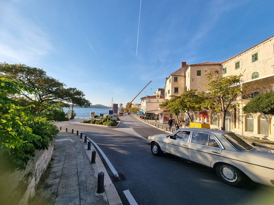 Dizalica iskrcala veliku čeličnu konstrukciju kod kapetanije: Vozilo se tik uz more