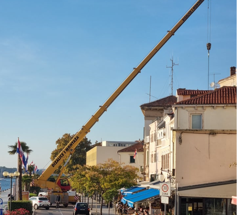 Dizalica iskrcala veliku čeličnu konstrukciju kod kapetanije: Vozilo se tik uz more