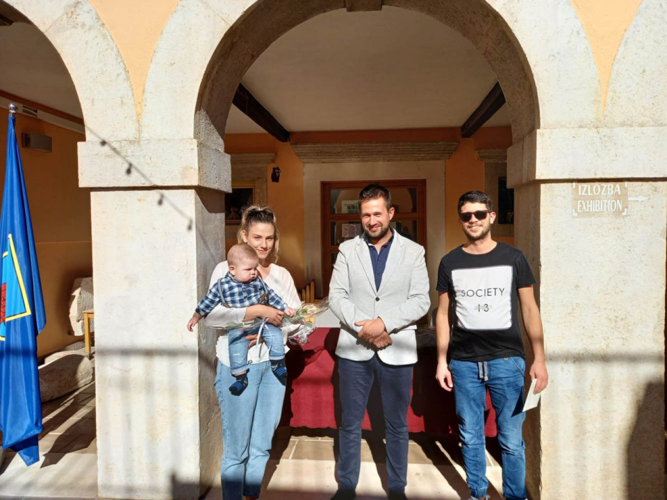 Potpore Općine Tisno za novovjenčane parove i novorođenu djecu: Po  jednu, tri, pet i sedam tisuća kuna