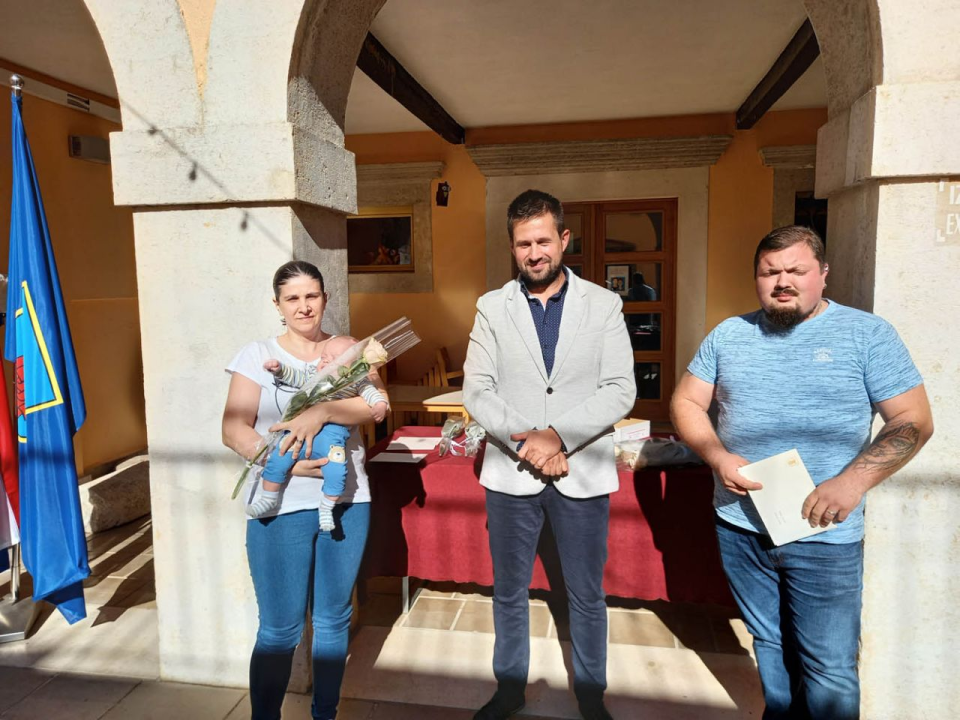 Potpore Općine Tisno za novovjenčane parove i novorođenu djecu: Po  jednu, tri, pet i sedam tisuća kuna