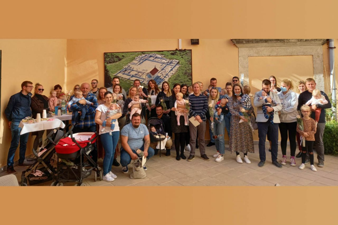 Potpore Općine Tisno za novovjenčane parove i novorođenu djecu: Po  jednu, tri, pet i sedam tisuća kuna