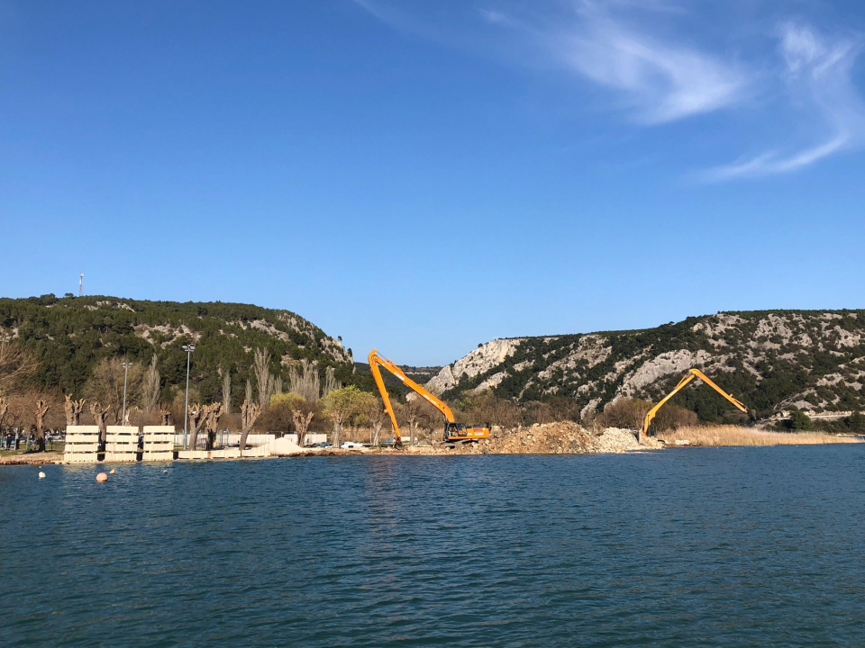 Udruga Titius Lozovac upozorava na povećan pomor ribe u Krki: 'Sve se preklapa s izvođenjem radova na plaži u Skradinu' 