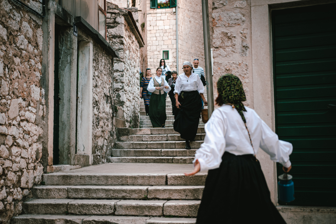 Od brudetože, priko buklije do dišpetože: Šibenski vodiči odličnom turom do suza nasmijali sugrađane 
