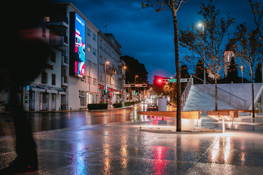 Kiša i jugo ispraznili grad: Prolaznika je malo, ali nekima ne smeta vožnja romobila po kiši