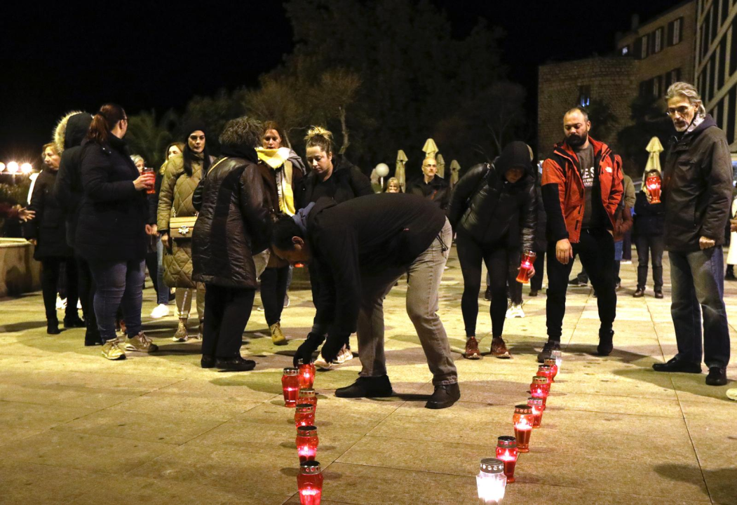 Šibenčani se okupili na Poljani pa upalili svijeće pred zgradom Županije, dosta im je covid potvrda 