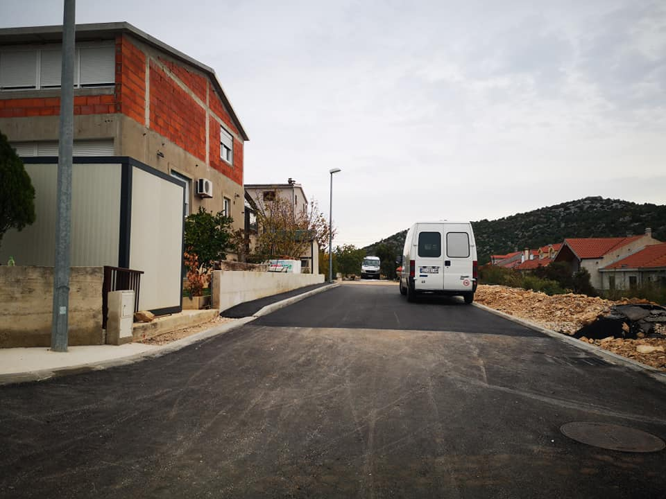 Šest mjeseci nakon potpisivanja ugovora, stigao asfalt na Meterize: Pri kraju uređenje ulice Put Gvozdenova    