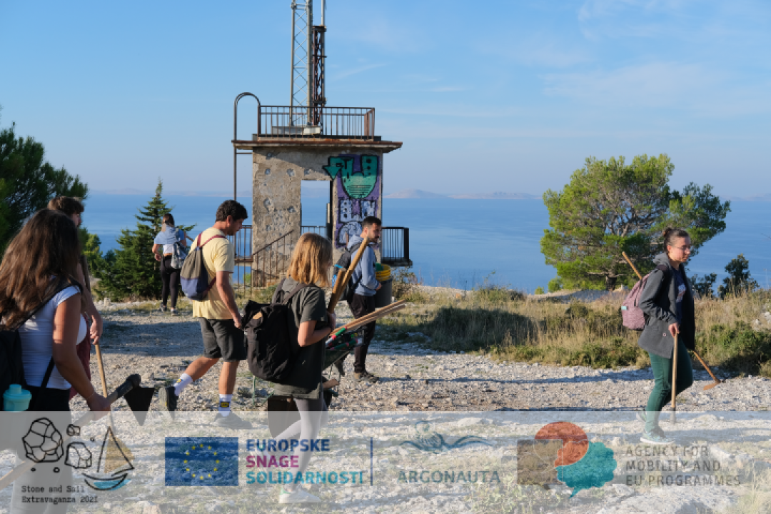 Mladi iz europskih zemalja mjesec dana radili na Murteru: Iza njih ostale nove pješačke staze i prebojane klupe