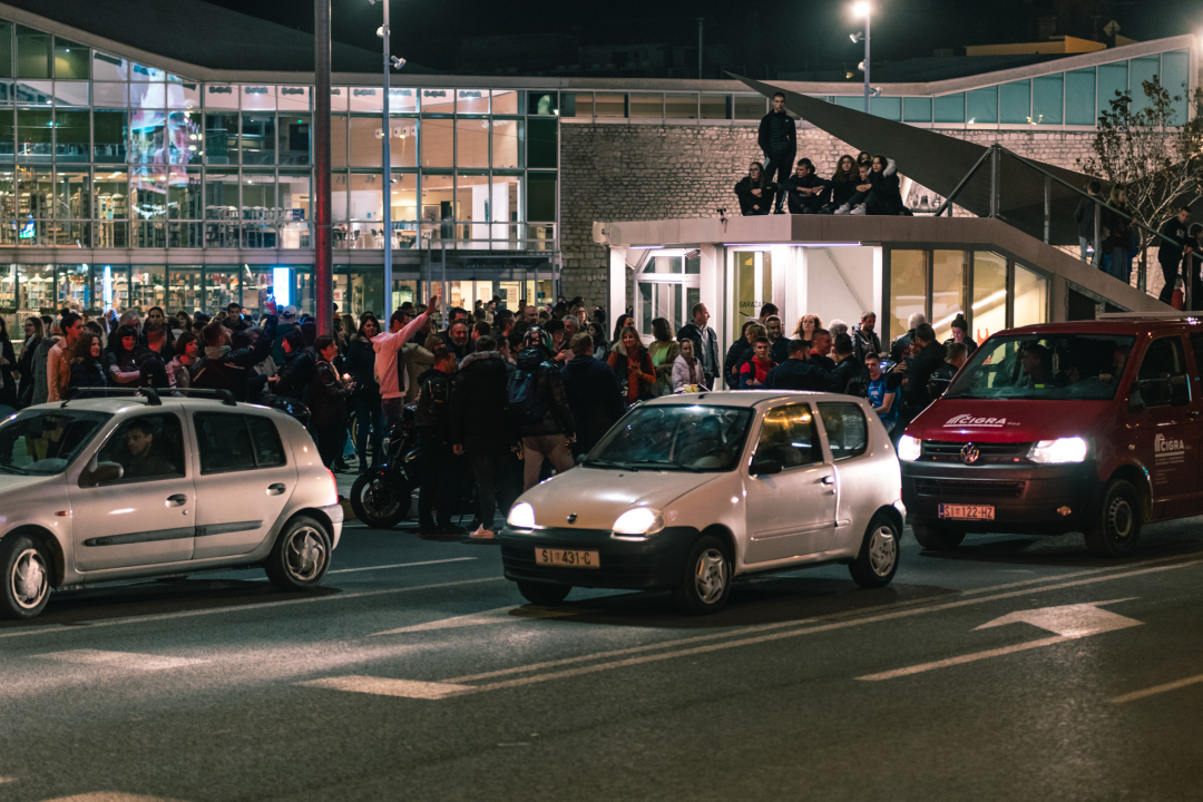 Šibenčani se peti dan zaredom ‘spontano okupili’ na Poljani, ‘spontano’ im se pridružili i bikeri
