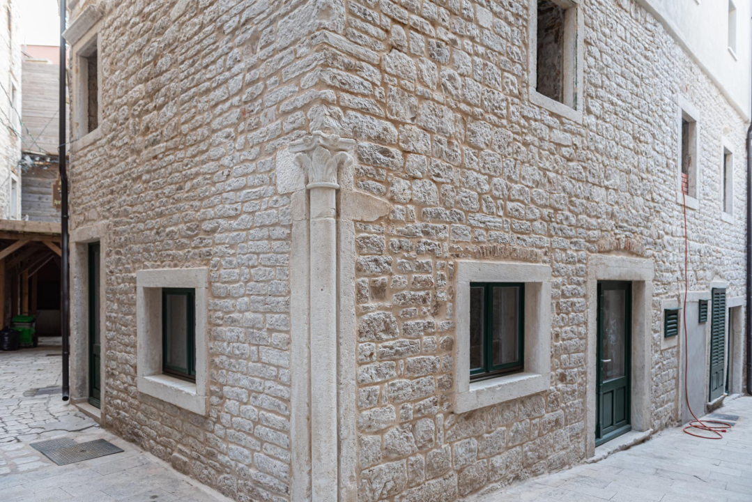 'Prozori propuštaju, otpadaju škure, urušava se strop': Na Meduliću je kritično, provjerili smo koje još zgrade u centru trebaju hitnu adaptaciju  