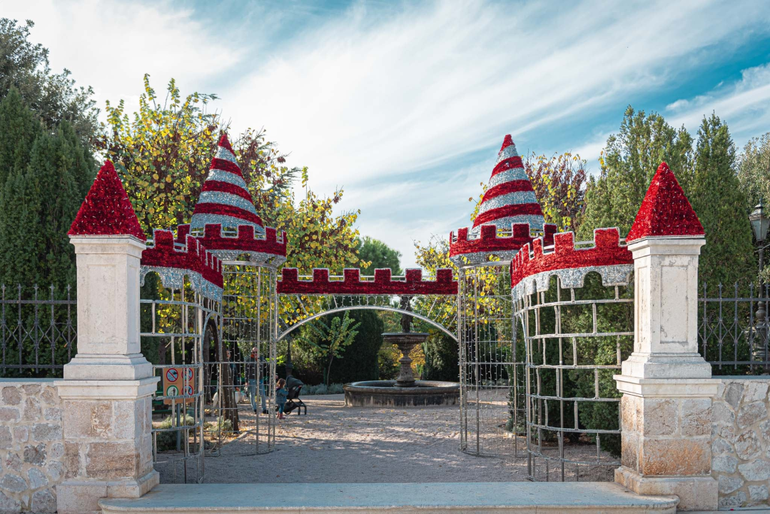 Počelo blagdansko ukrašavanje grada: Zasvijelit će đardin, Poljana, Kalelarga, fasade...