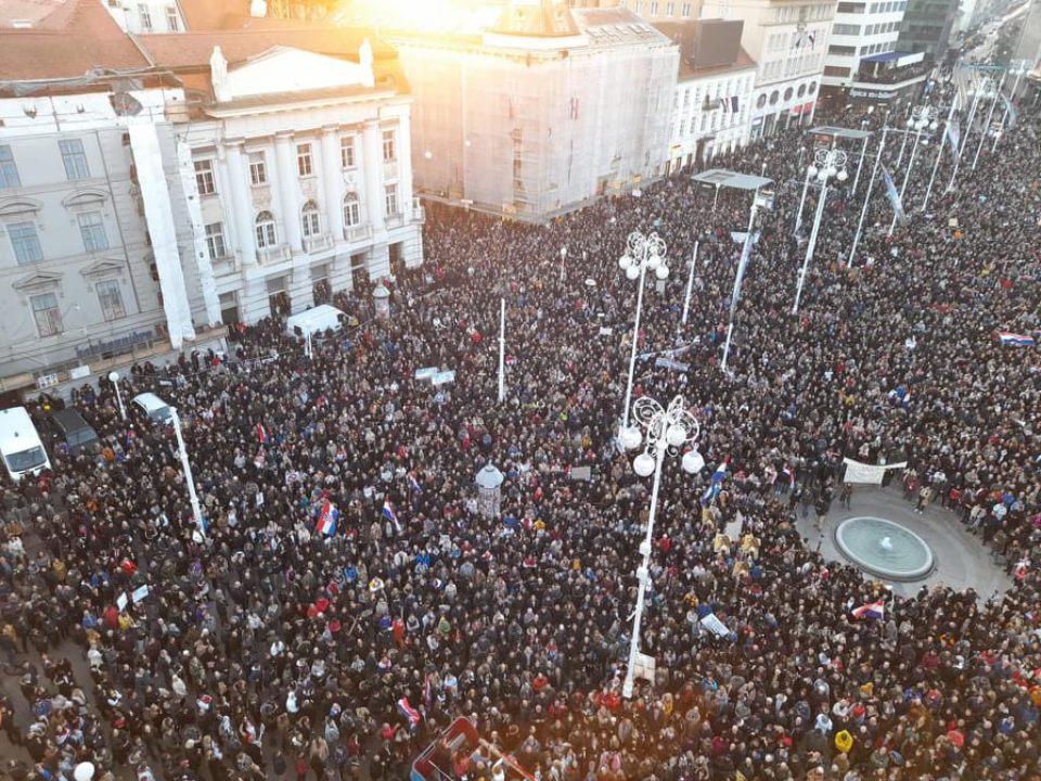 Trg bana Jelačića iz zraka: Pogledajte slike današnjeg prosvjeda