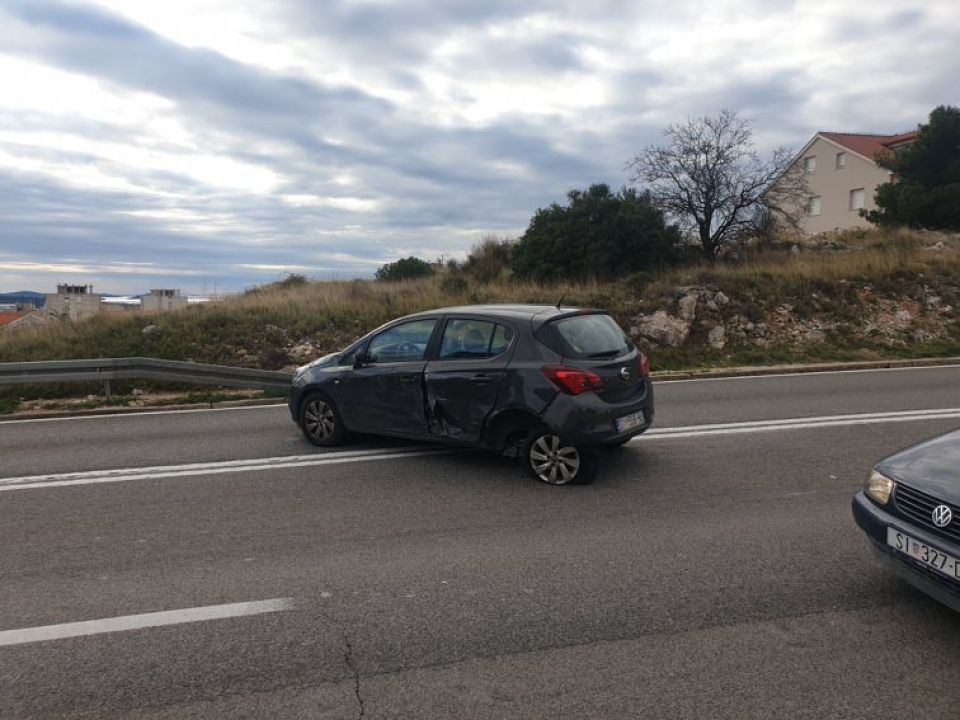 Sudar dva auta na 'tri trake': Hitna izašla na teren, nema teže ozlijeđenih 