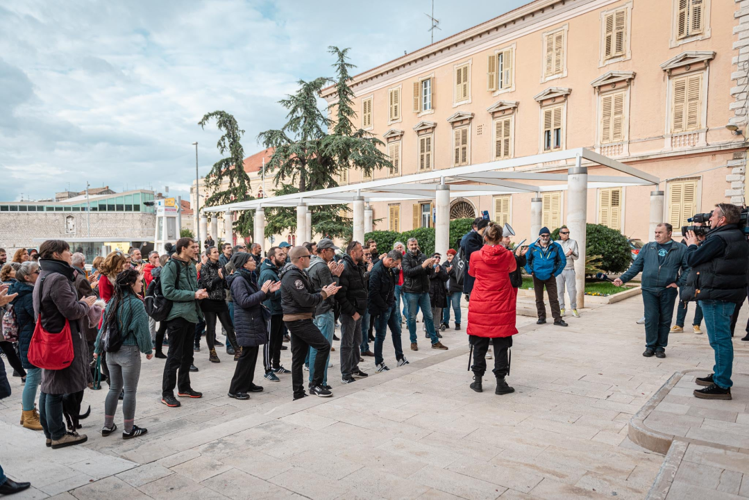 Prosvjednici protiv mjera jutros pred gradskom i županijskom upravom: Spominjali NDH, naciste i logore pa došli pred ŠibenikIN 